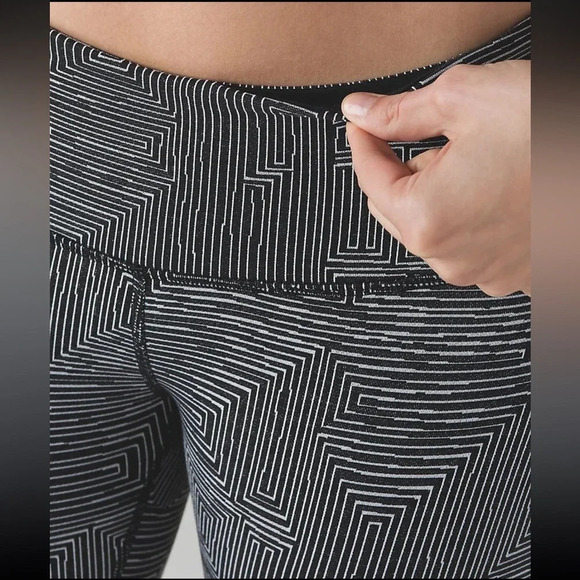 Lululemon Black White Jacquard Maze Wunder Under Crop II Leggings Size 4 - Picture 6 of 12